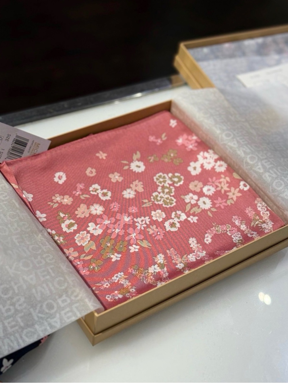 Michael kors  Floral print silk scarf new in box ，Carnation nice gift
